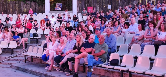 Εξαιρετική η παράσταση «Το Νόημα της Ζωής» στο Θερινό Δημοτικό Θέατρο Νάουσας «Μελίνα Μερκούρη»